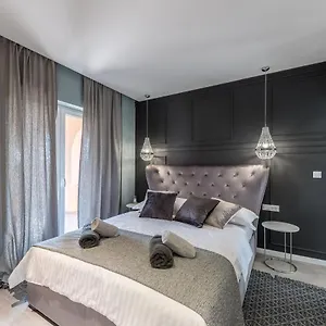 Luxury Garden Apartment